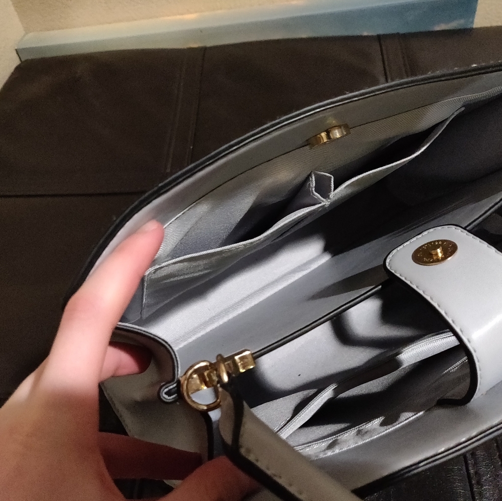 Grey Hand purse - Picture 4 of 5